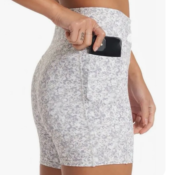 Vuori Studio Pocket Short in Light Micro Mini Camo Size Large - Picture 9 of 9